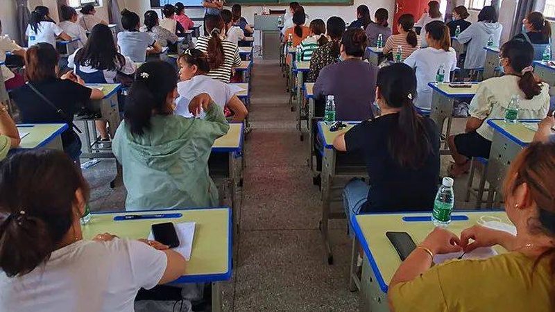 报名自考本科，通常需要满足以下条件：